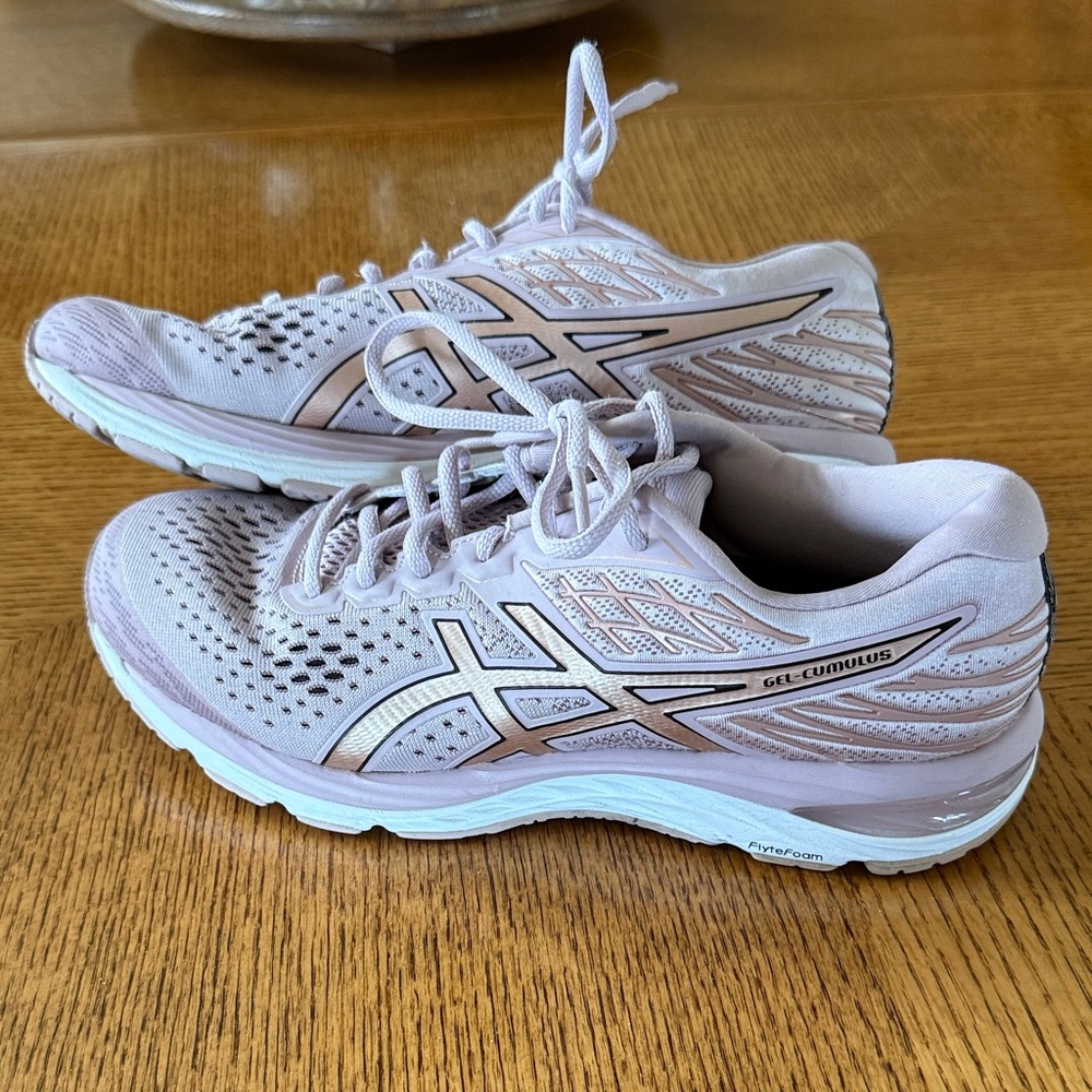 Women’s ASICS CUMULUS 21 size 9.5 running shoes